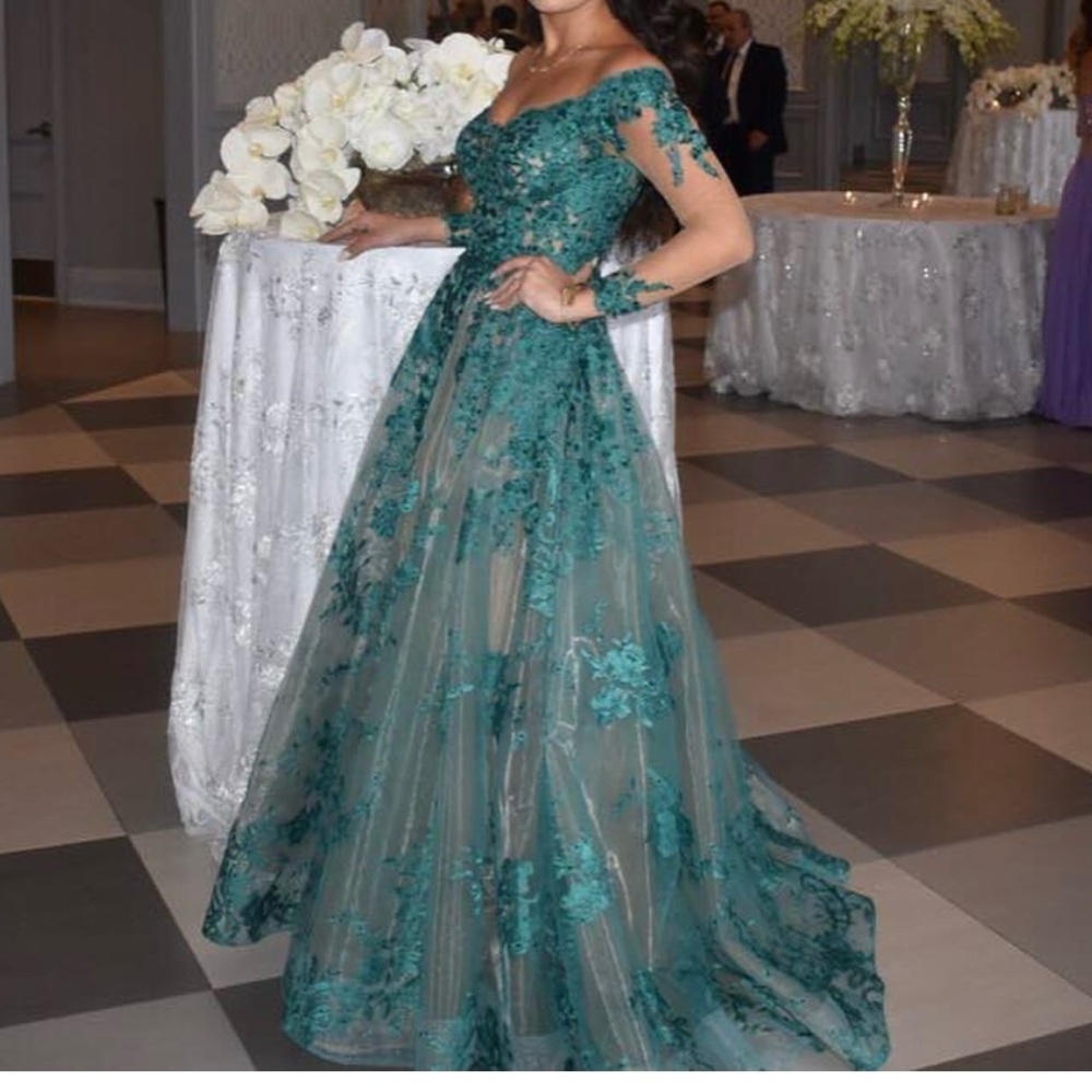 Elegant Teal Lace Evening Gown